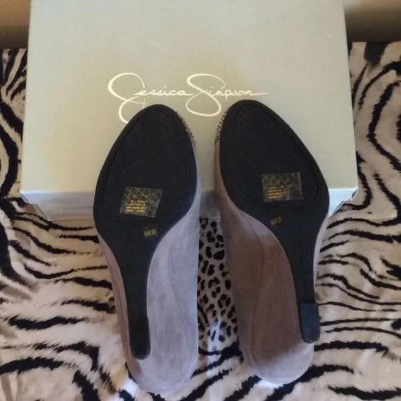 Jessica Simpson grey suede jewel studded toe wedges in size 8 1/2 - Picture 5 of 5